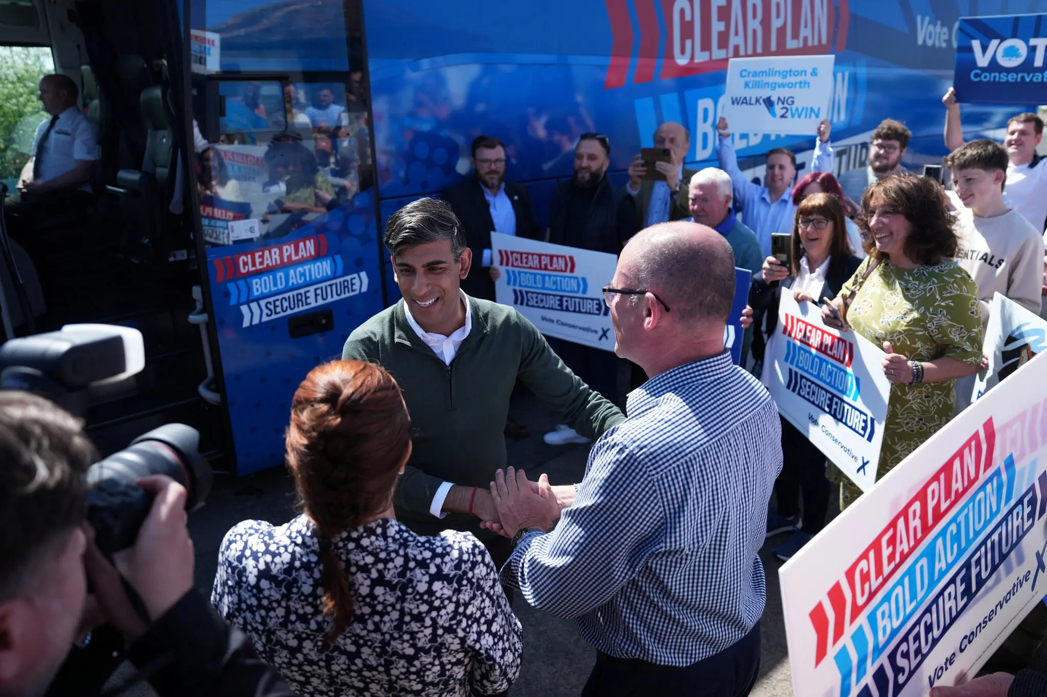 Прем’єр-міністр Великобританії Ріші Сунак вітає місцевих кандидатів від Консервативної партії в Бліті, Англія, 1 червня. Після 14 років перебування при владі його партія вважається вразливою до політичних течій, спрямованих проти істеблішменту, які циркул